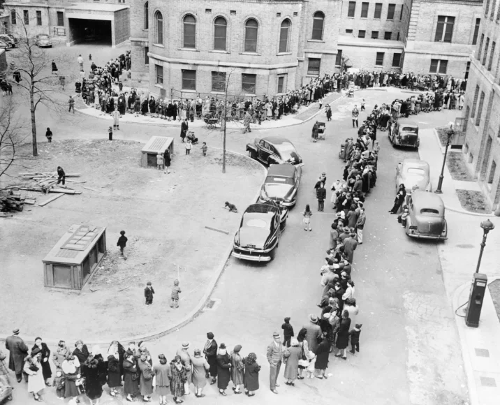 1947 mass vaccination queue, New York City